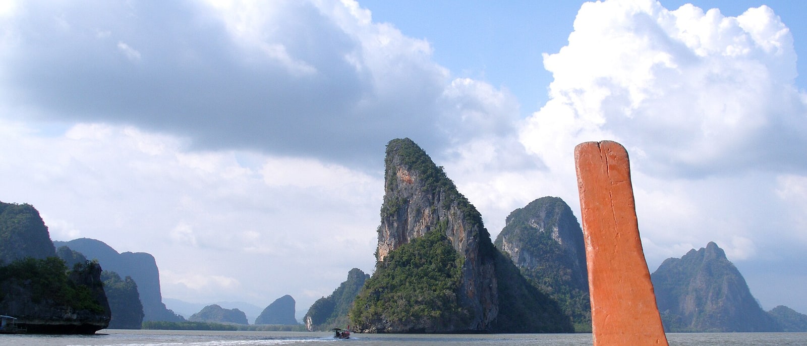 Los farallones de piedra caliza de Phang Nga vistos desde la proa de una barca longtail