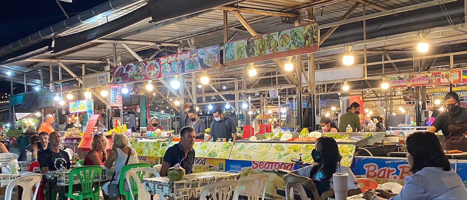Puestos de comida en un mercado nocturno de Phuket