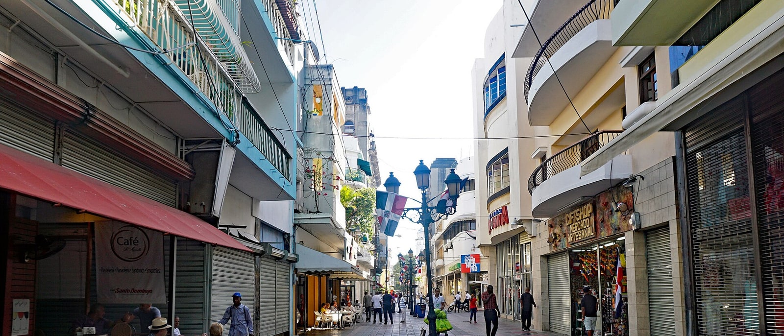 Calle El Conde, the pedestrian street that crosses the Colonial Zone end to end