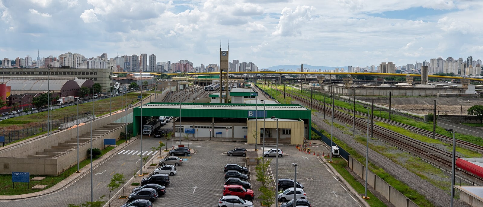 A São Paulo railway station with its tracks and car park