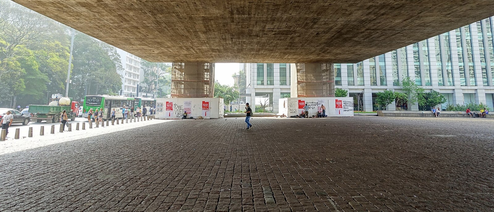The free span of MASP, with the covered plaza beneath