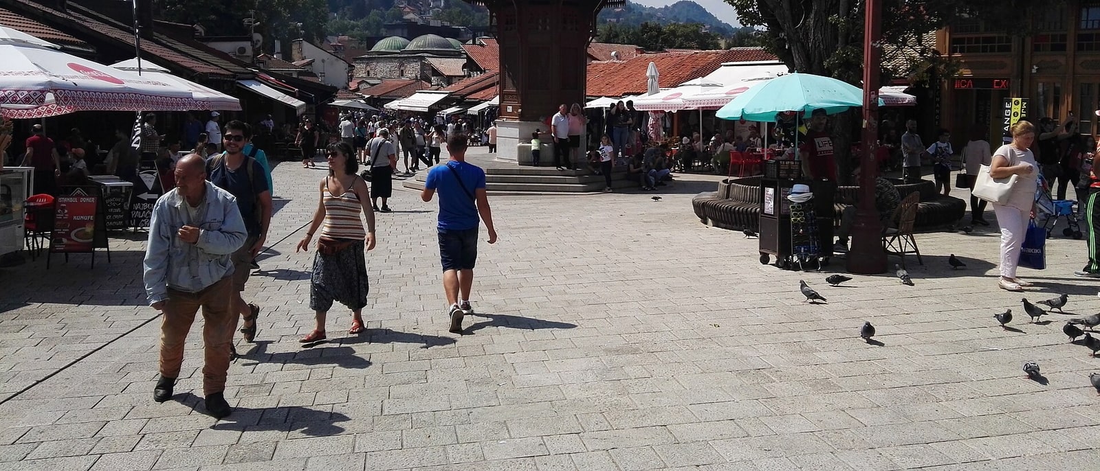 La plaza de Baščaršija, con las palomas y las terrazas