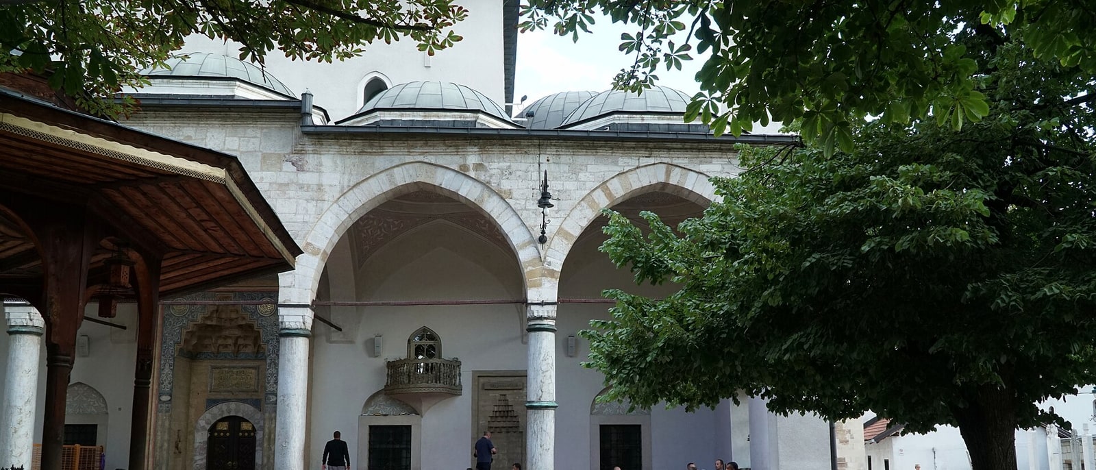 El patio porticado de la mezquita de Gazi Husrev-beg