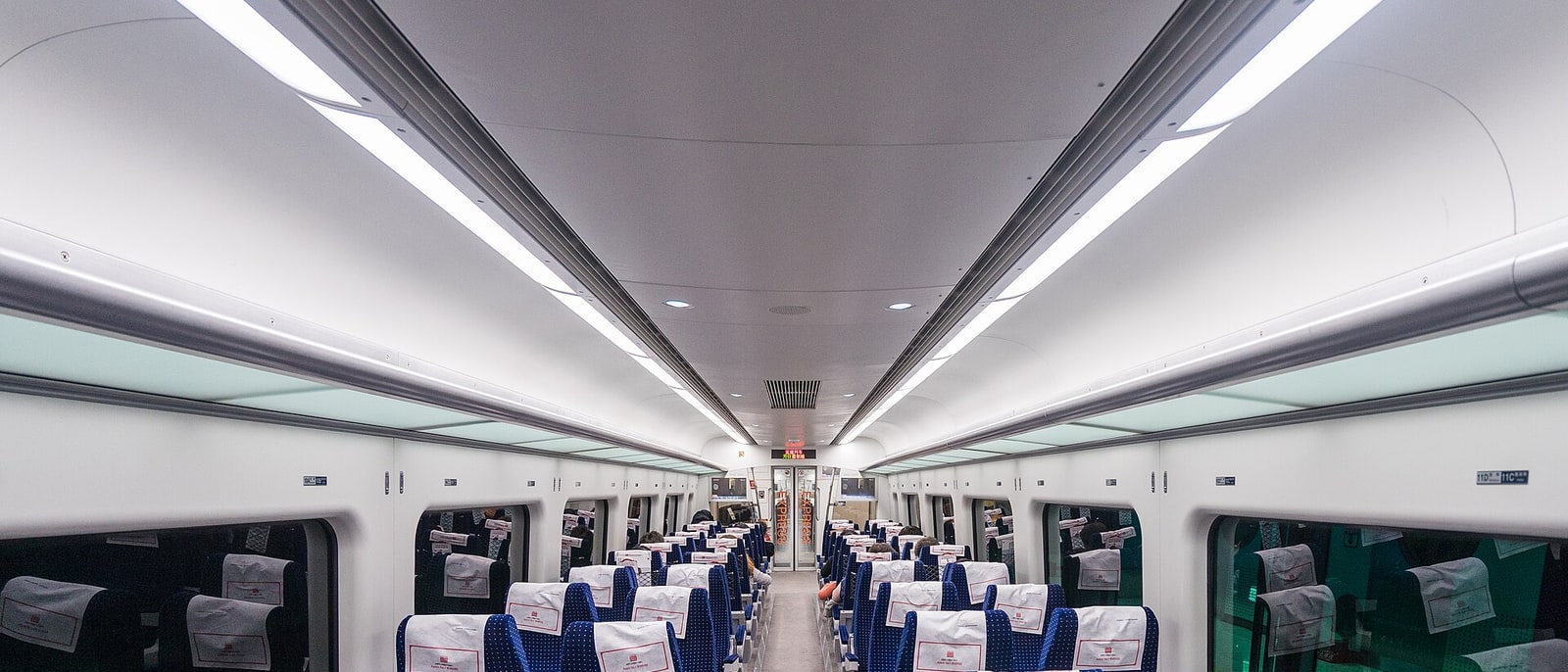 El interior de un tren del AREX, el exprés del aeropuerto