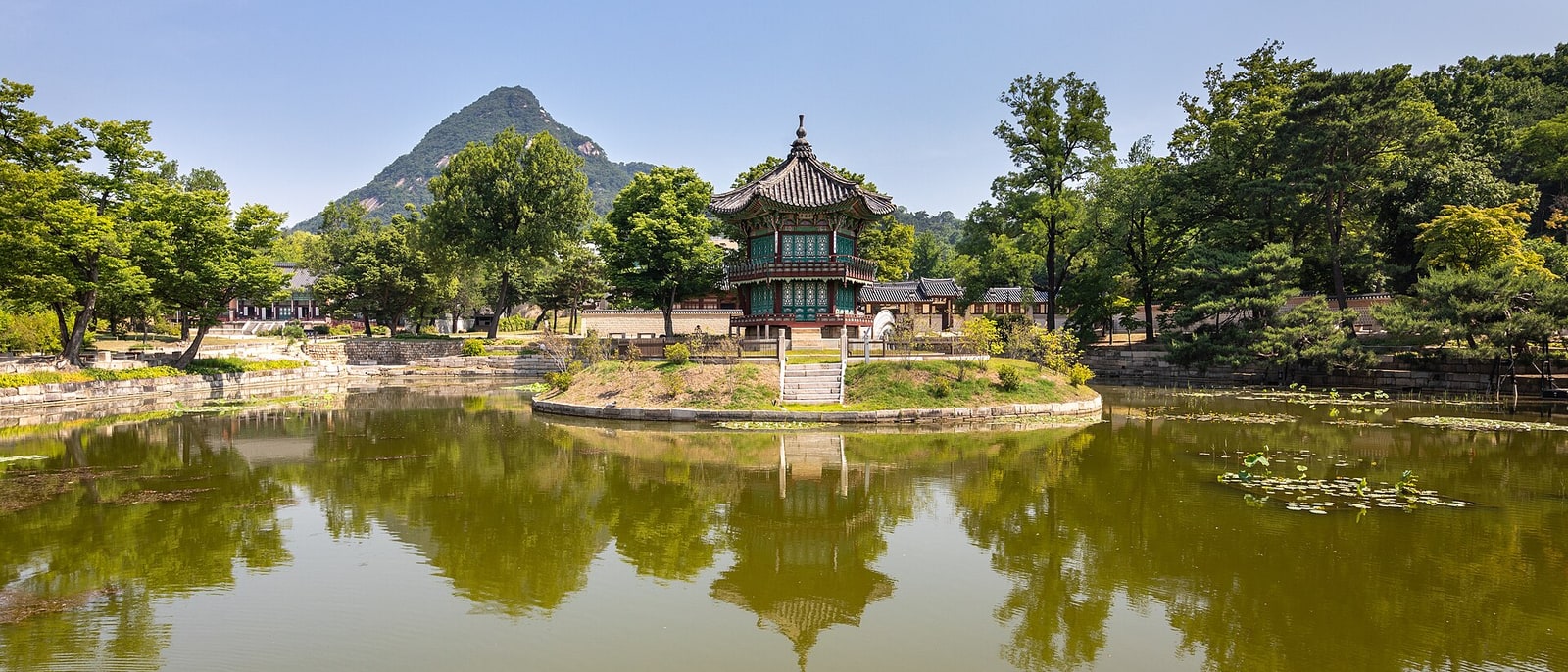 El pabellón de Hyangwonjeong sobre su estanque, en Gyeongbokgung