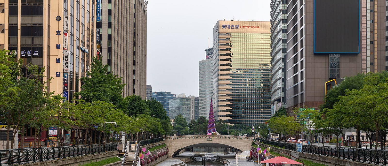 El arroyo Cheonggyecheon entre los edificios del centro de Seúl