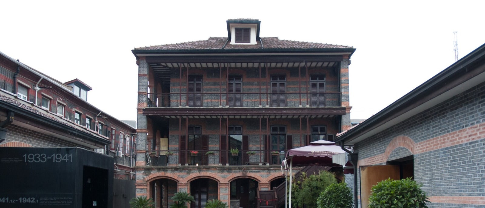 The courtyard of the Jewish Refugees Museum, the former Ohel Moshe synagogue behind
