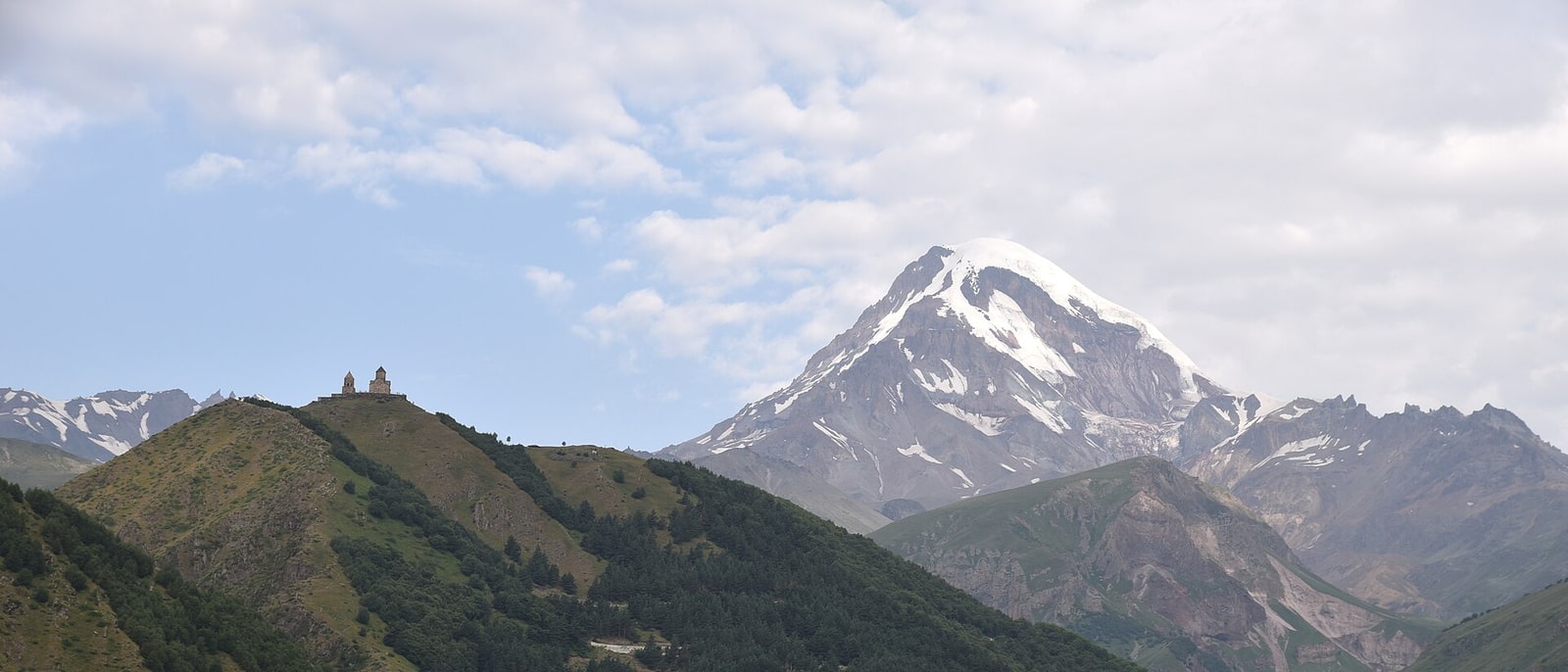 La iglesia de Gergeti en su cresta, con el Kazbek detrás