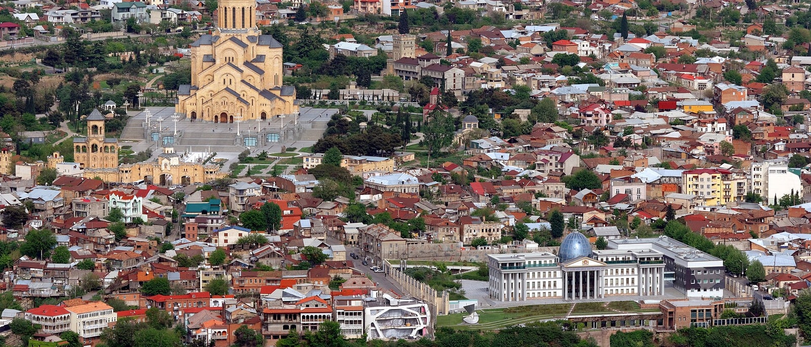 La catedral de Sameba, por encima de los tejados