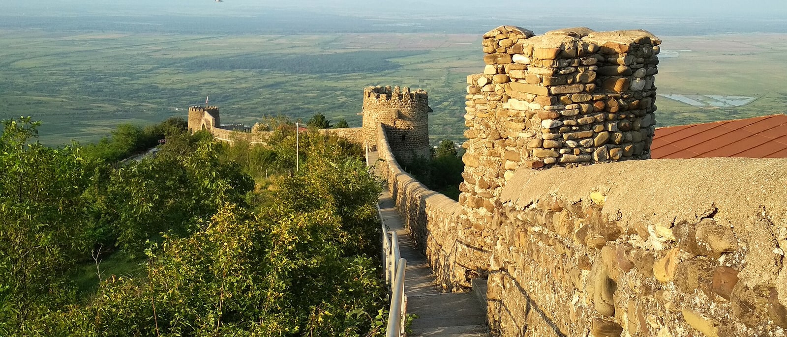 La muralla de Sighnaghi, con la llanura de Kajetia debajo