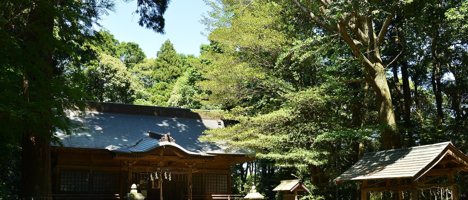 El temizuya, la pila para purificarse las manos, a la entrada de un santuario