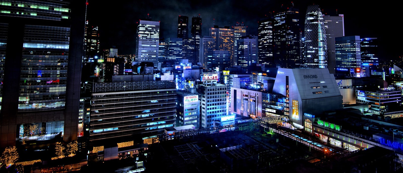 Shinjuku de noche, con los rascacielos y los neones encendidos