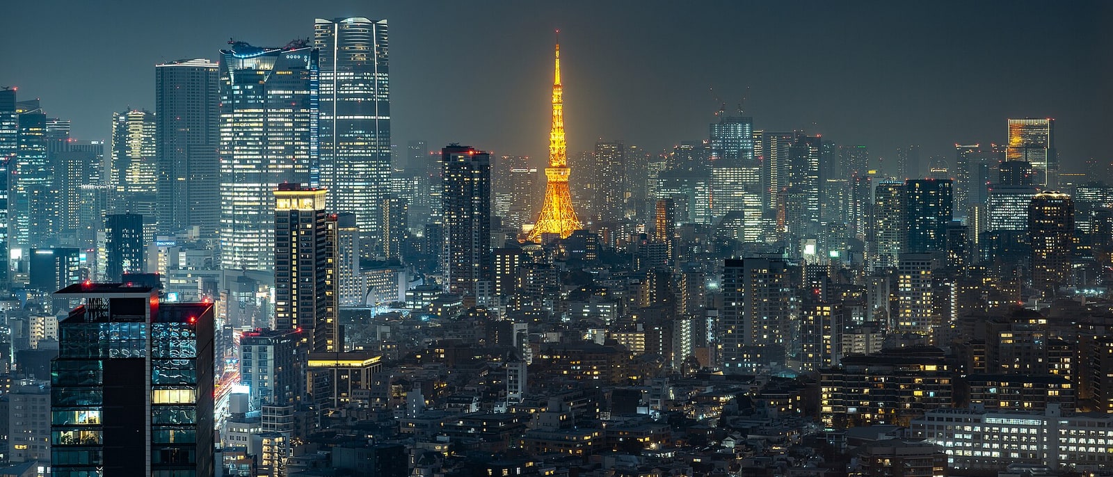 La Torre de Tokio iluminada de naranja sobre el mar de edificios
