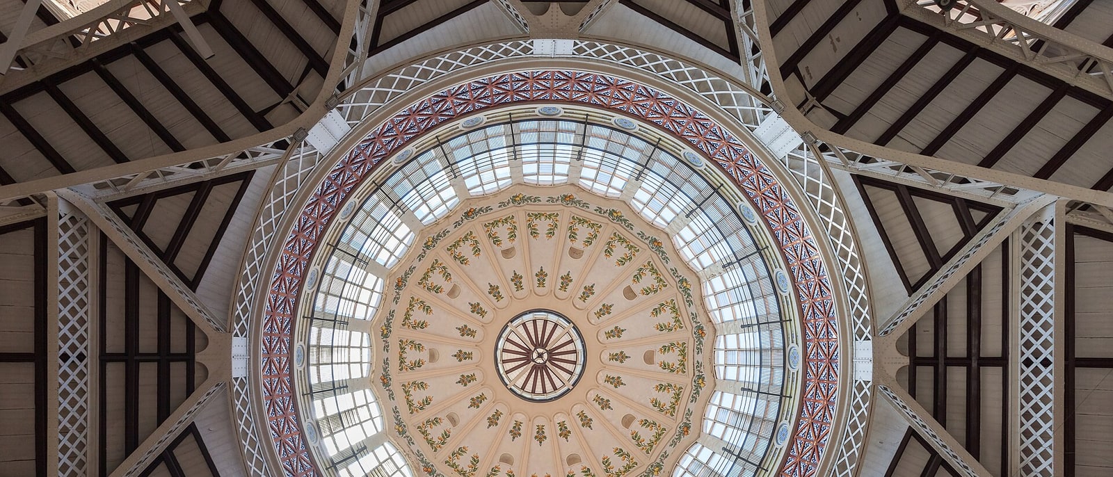 La cúpula modernista del Mercado Central de Valencia vista desde dentro
