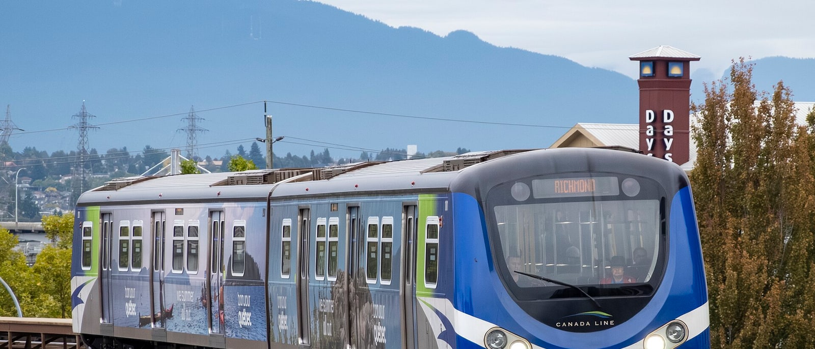 Un tren de la Canada Line entrando en la estación