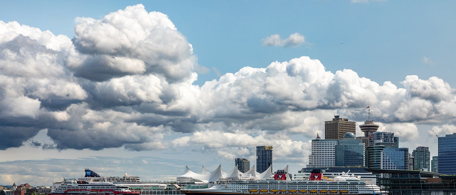 El horizonte del centro de Vancouver desde el agua, con las nubes de siempre encima