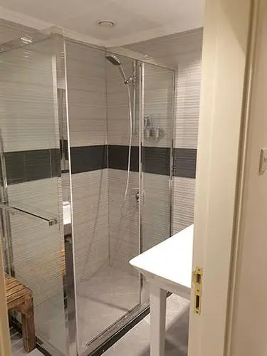 sleep’n fly Cabin & Showers (Double Peak 22:00-07:59) 3-6hr stay